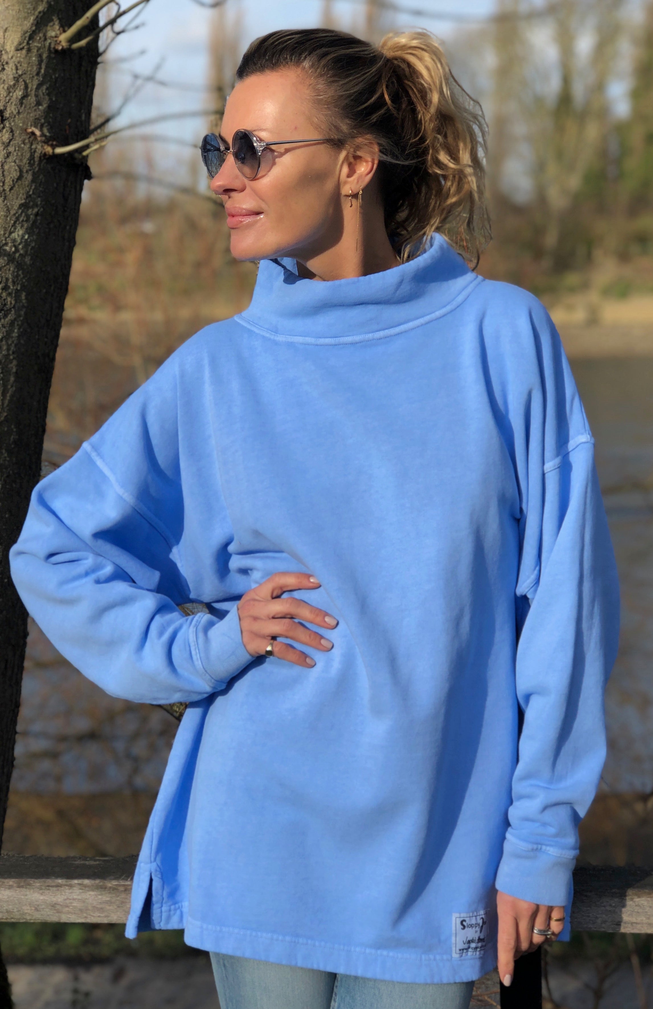 HIGH NECK SWEATSHIRT - Baby Blue